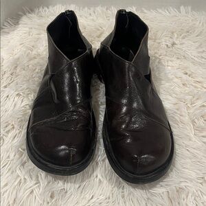 Cydwoq Vintage brown leather flats.